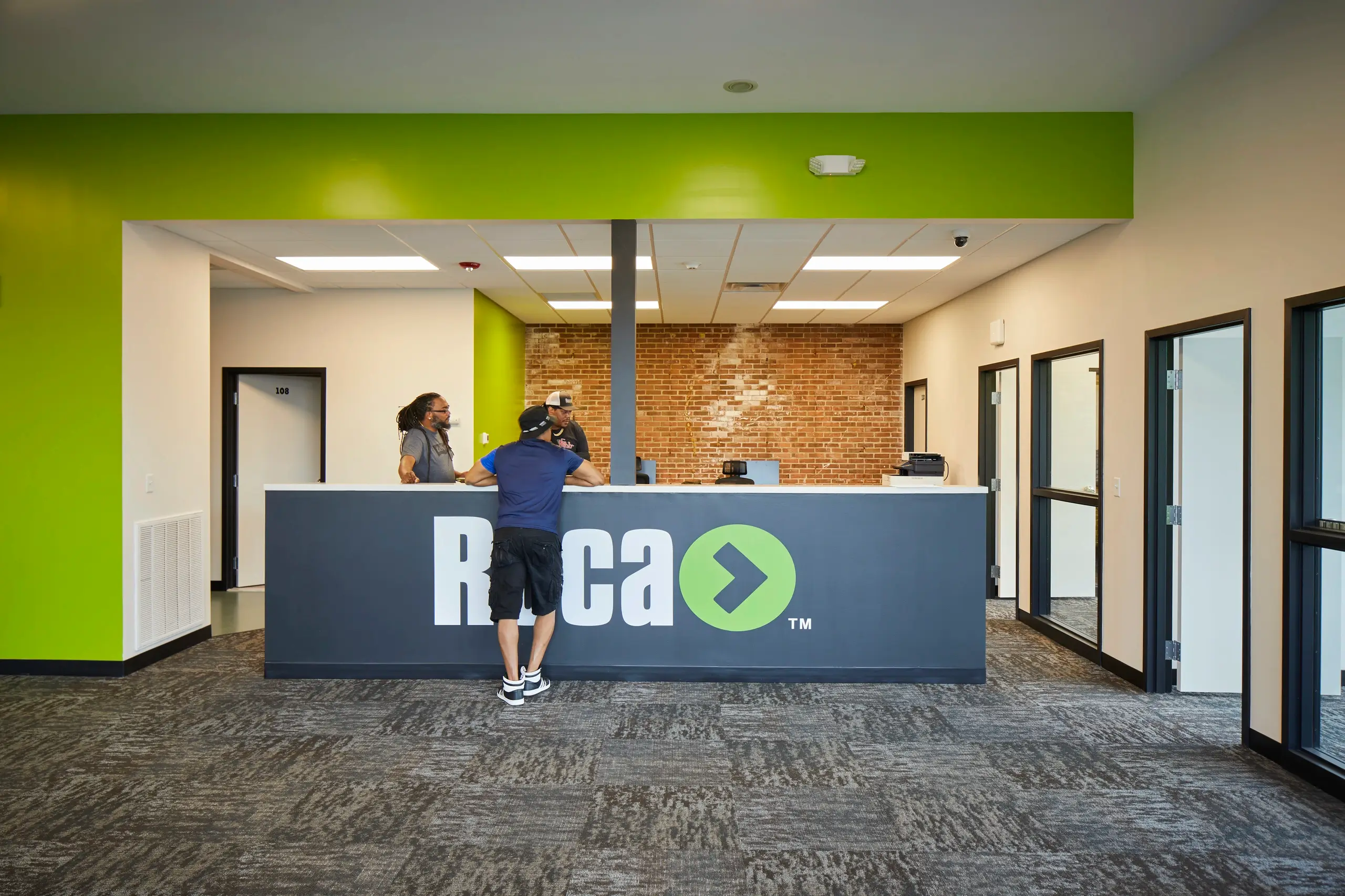 Roca Chelsea, Front Desk
